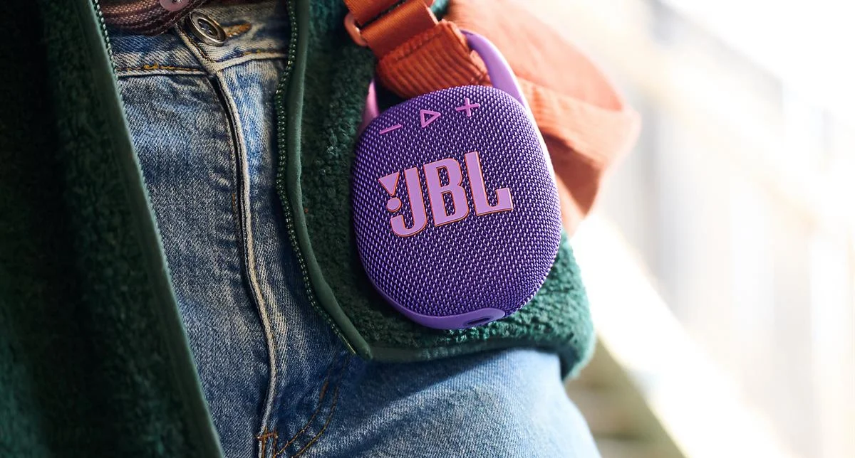 نمایش اسپیکر بلوتوثی JBL Clip 5 که روی کیف آویزان شده است