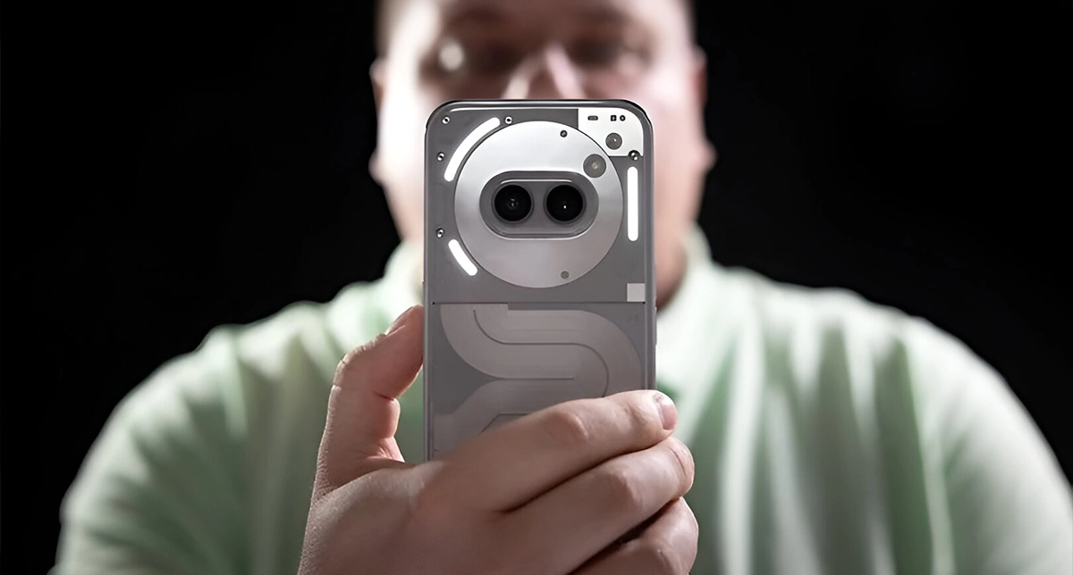 نمایش جزئیات پنل پشتی یکی از گوشی‌های ناتینگ در دست انسان