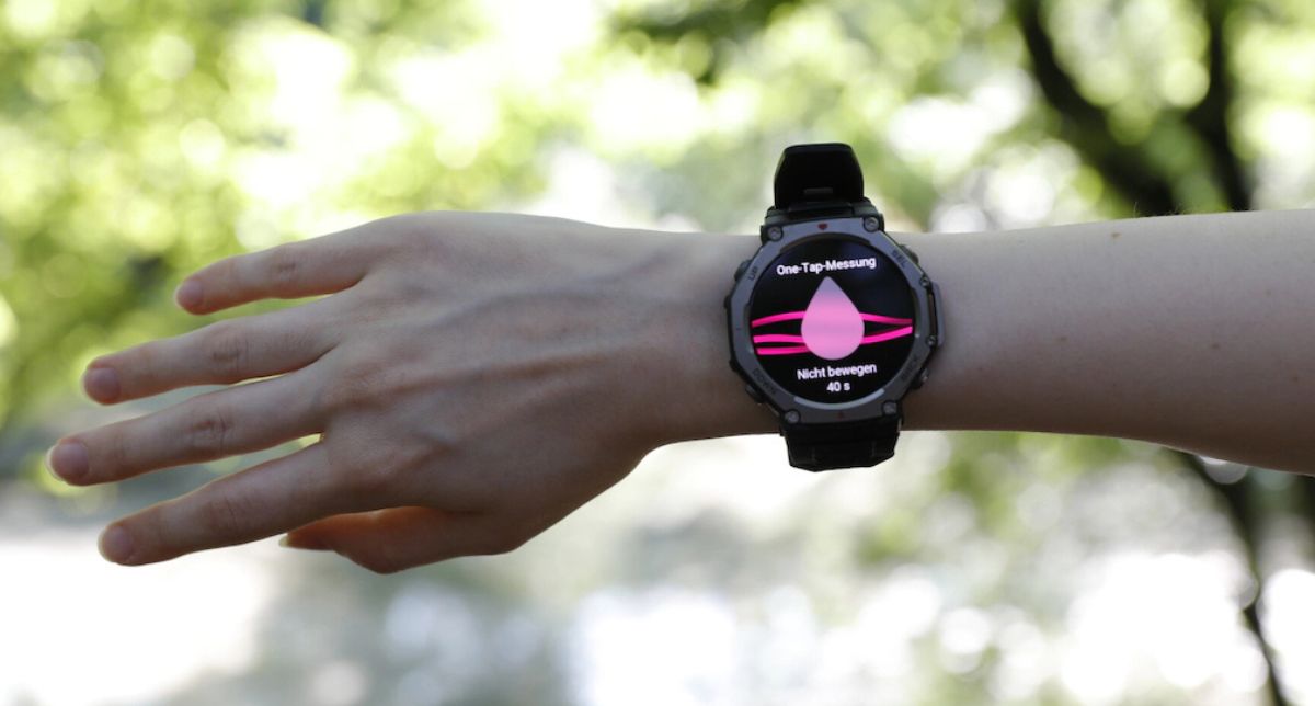 نمایش قابلیت‌های سلامتی ساعت هوشمند امیزفیت T-Rex 3 در دست انسان