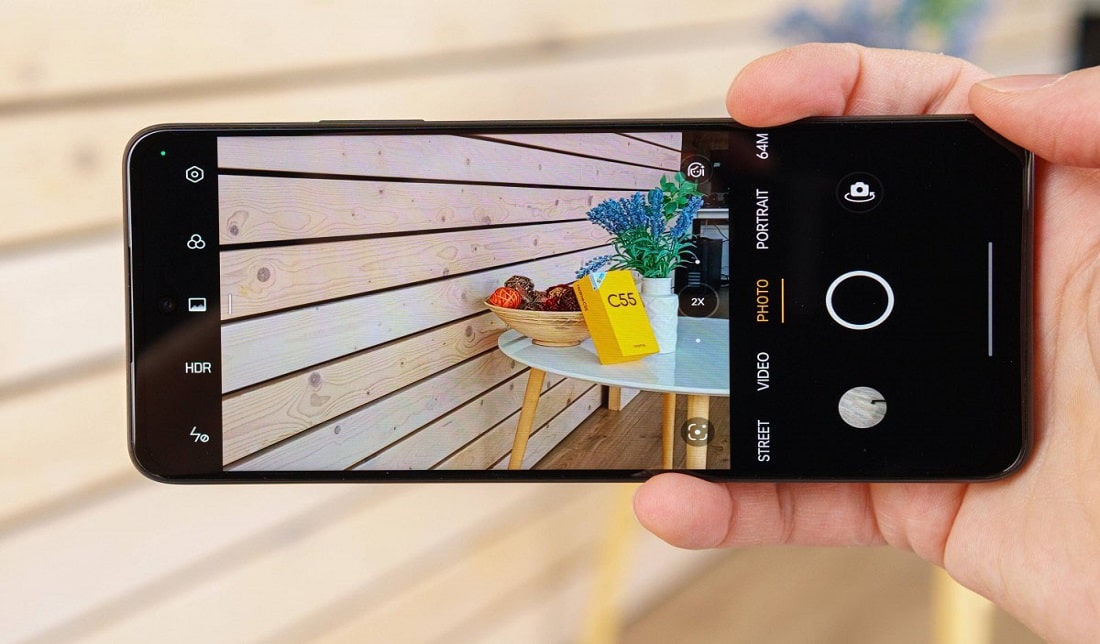 تصویر دوربین گوشی ریلمی C55 در حال عکاسی