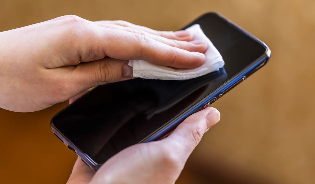 خشک کردن گوشی به وسیله دستمال