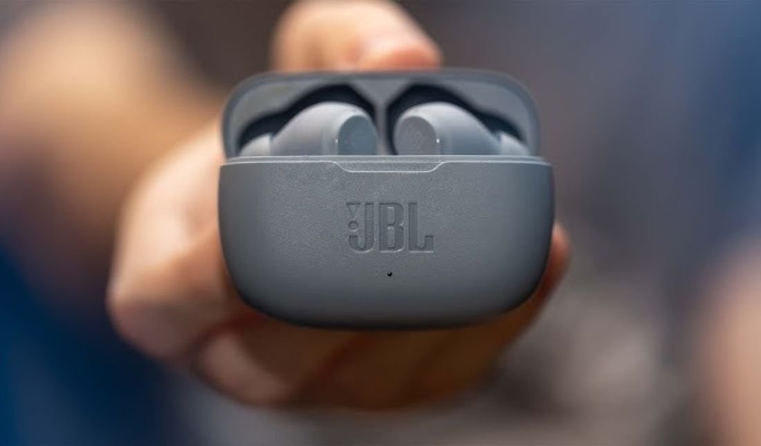 نمای نزدیک هندزفری بلوتوثی جی‌بی‌ال Wave 200