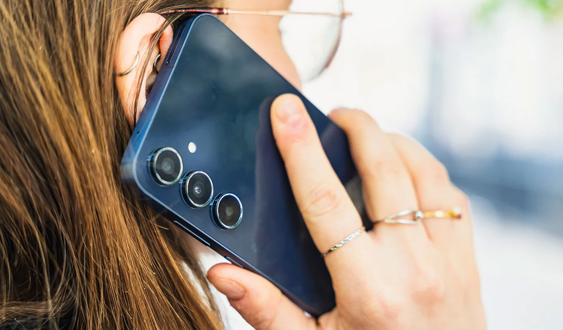 نمای نزدیک گوشی سامسونگ گلکسی A55 در دست انسان