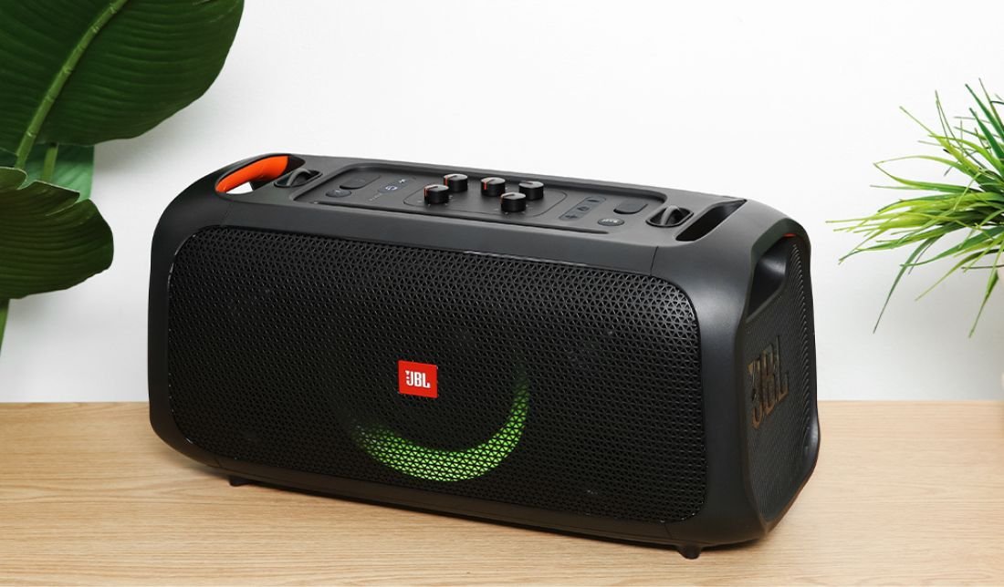 نمای کلی اسپیکر جی‌بی‌ال مدل Partybox on the go بر روی سطح