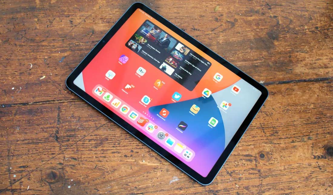  نمایشگر آیپد ایر 5 قرار گرفته بر روی میز