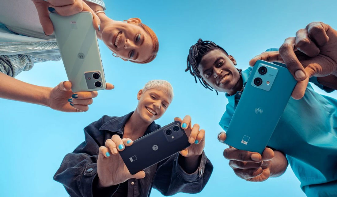 افرادی که در حال عکس گرفتن با گوشی موتورولا Edge 40 Neo هستند