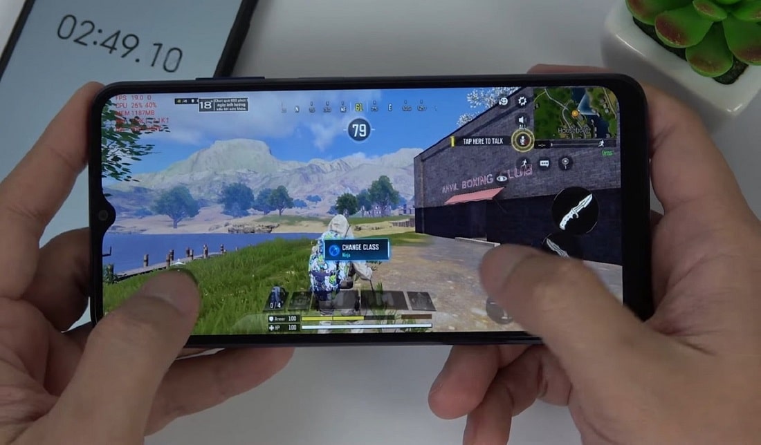تصویر نمایشگر گوشی گلکسی A03s در حال اجرای بازی