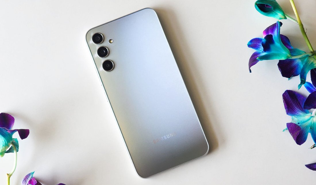 گوشی گلکسی A34 از نمای پشت و نزدیک در رنگ نقره ای