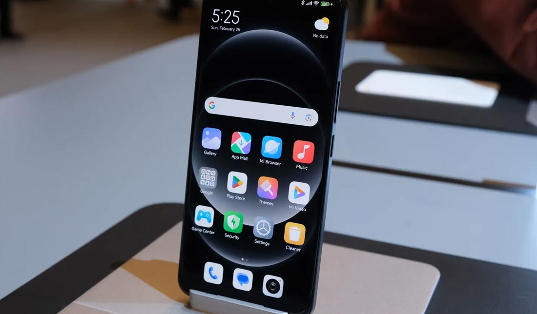 گوشی Xiaomi 14 Ultra از نمای صفحه‌نمایش و قرار گرفته بر روی استند گوشی روی میز