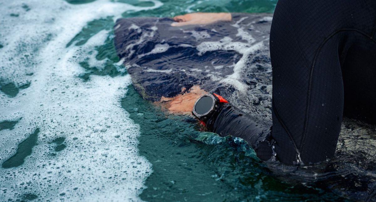 نمایش ساعت هوشمند امیزفیت T-Rex 3 در دست انسان