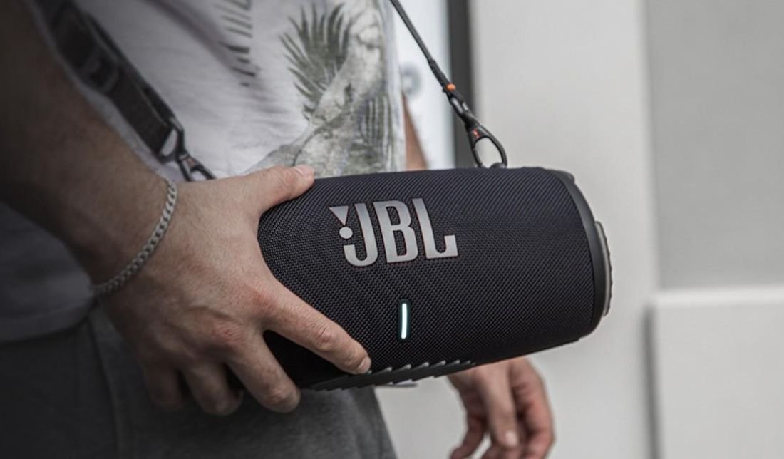 نمایشی از نحوه استفاده از بند دوشی اسپیکر جی‌بی‌ال Xtreme 3