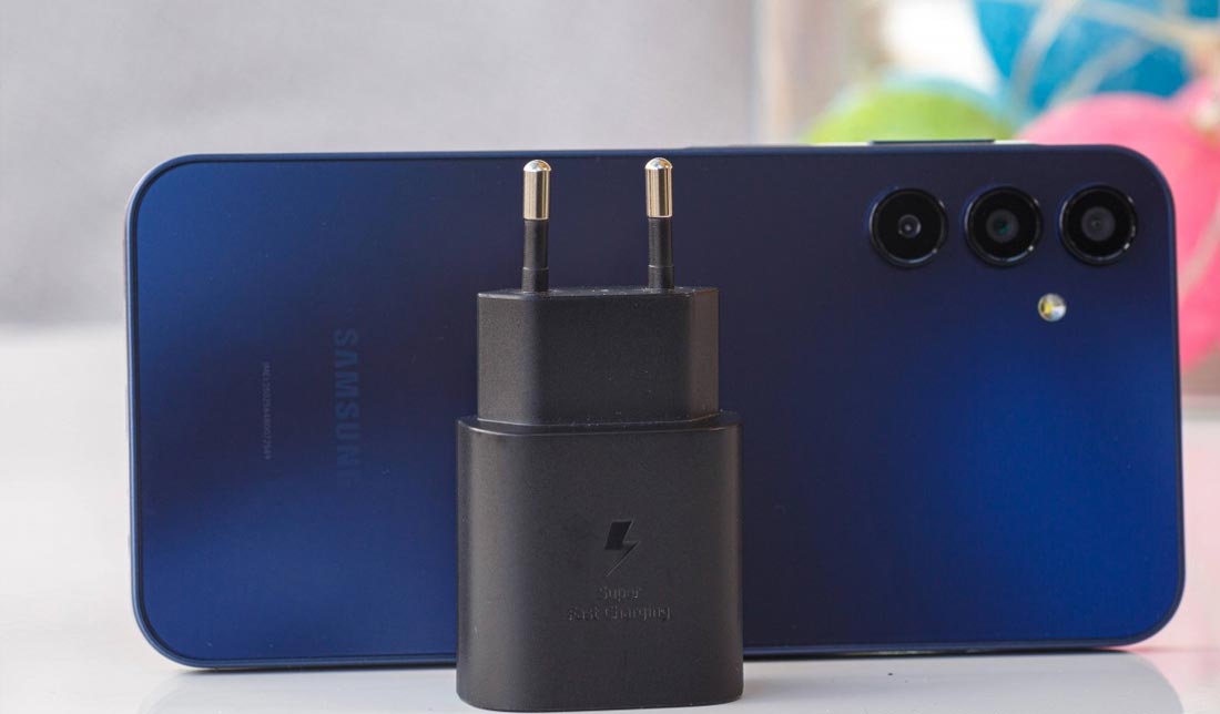 گوشی A15 سامسونگ از نمای پنل پشتی به همراه آداپتور شارژر