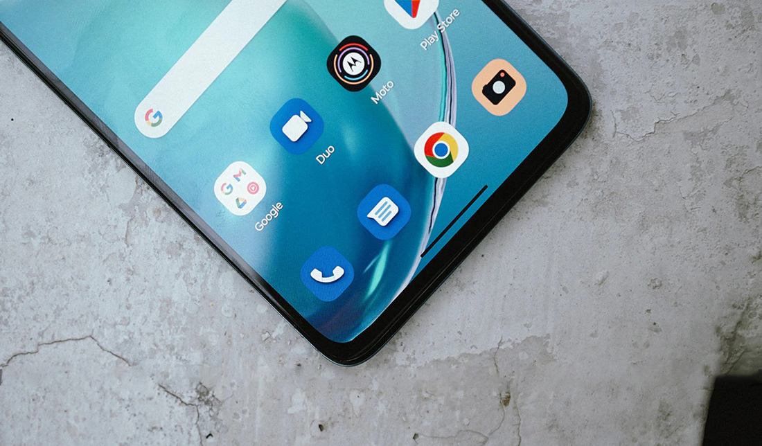 بخشی از نمایشگر گوشی موتورولا G72 از نمای نزدیک