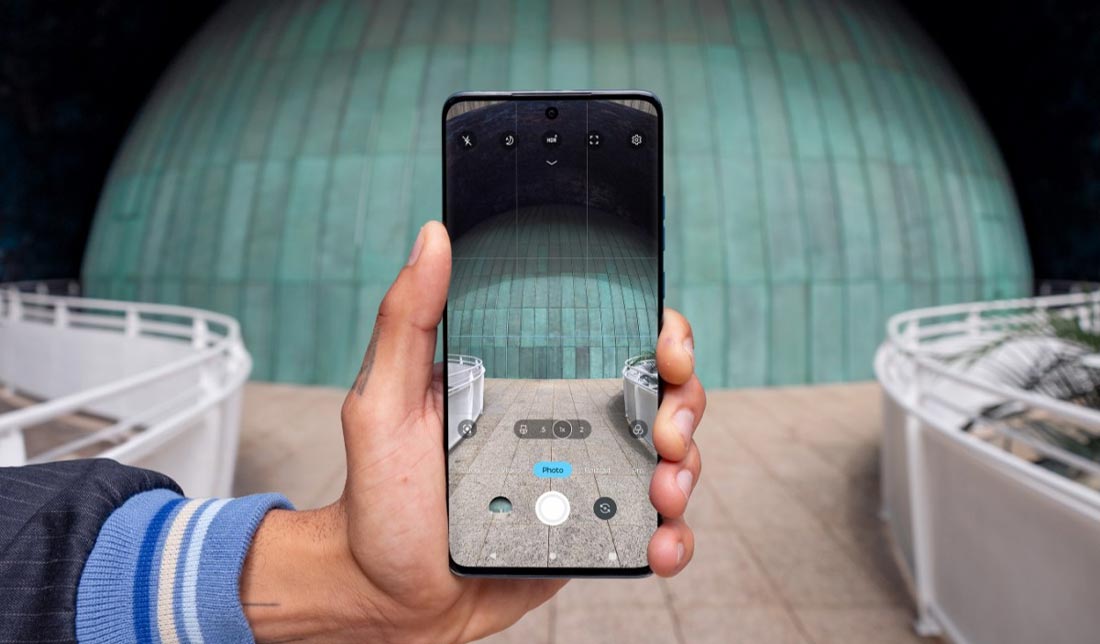 تست کیفیت دوربین اولترا واید گوشی موتورولا Ege 40 Neo از نمای نزدیک روی صفحه‌نمایش