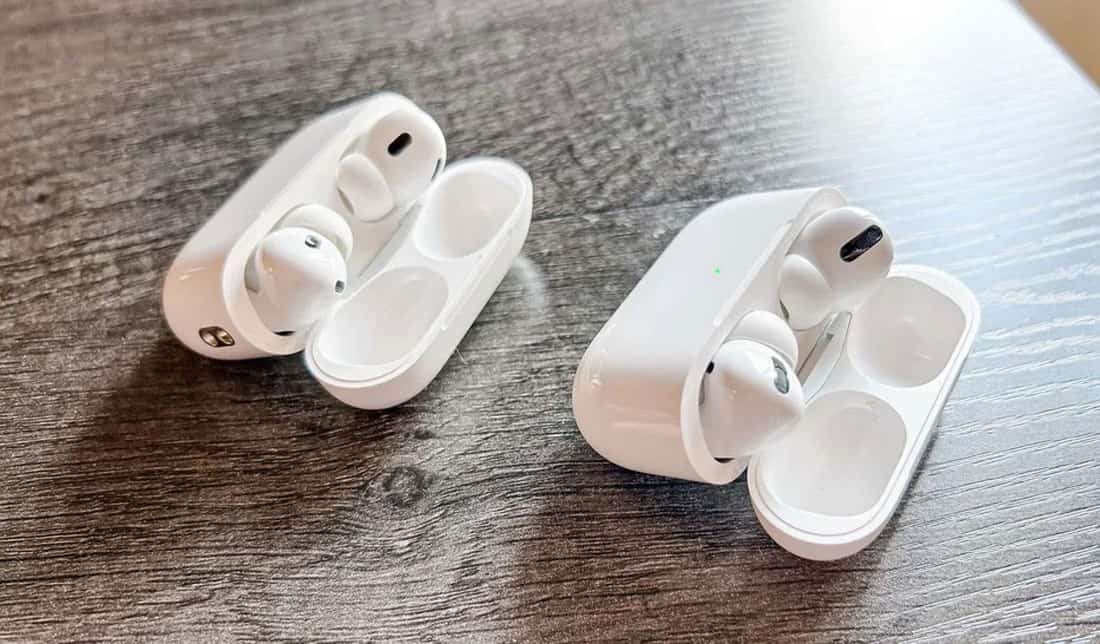 دو جفت هندزفری بی‌سیم سفید داخل کیس شارژ