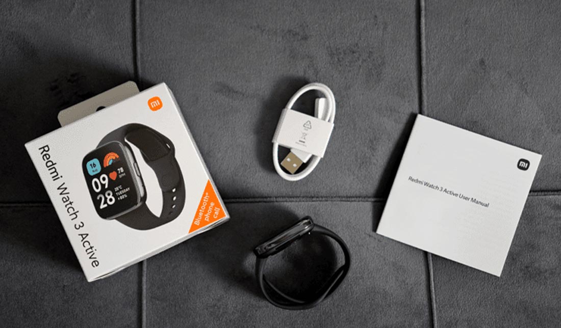 جعبه و اقلام همراه ساعت هوشمند ردمی واچ 3 اکتیو شامل کابل شارژ و دفترچه راهنما