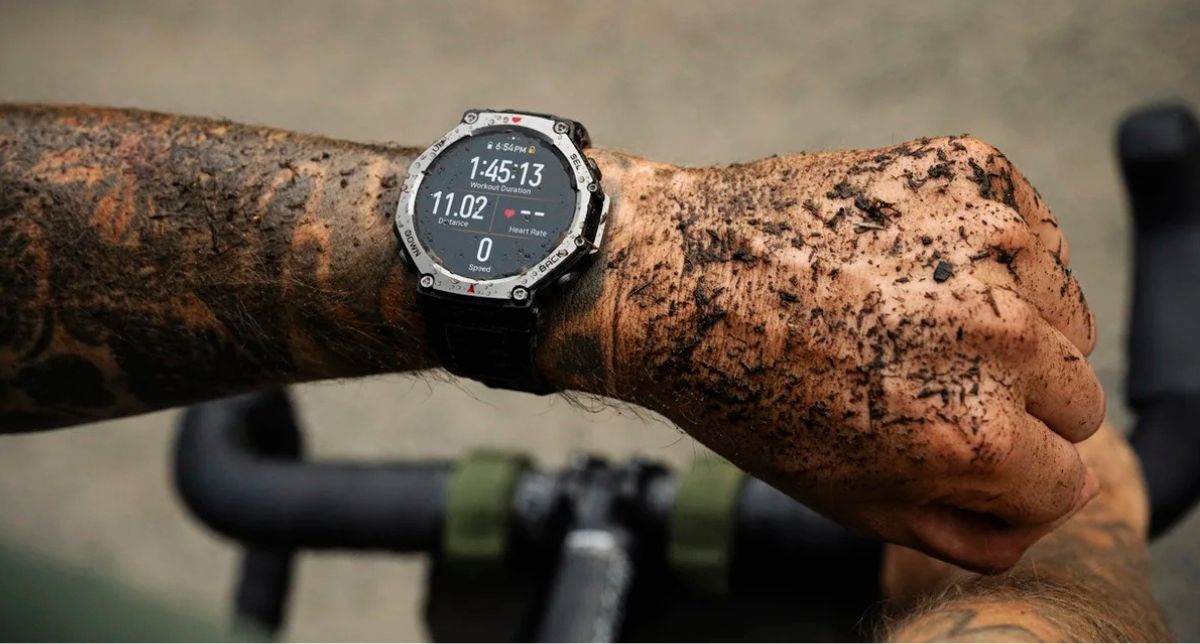 نمایش ساعت هوشمند امیزفیت T-Rex 3 در دست انسان در شرایط سخت