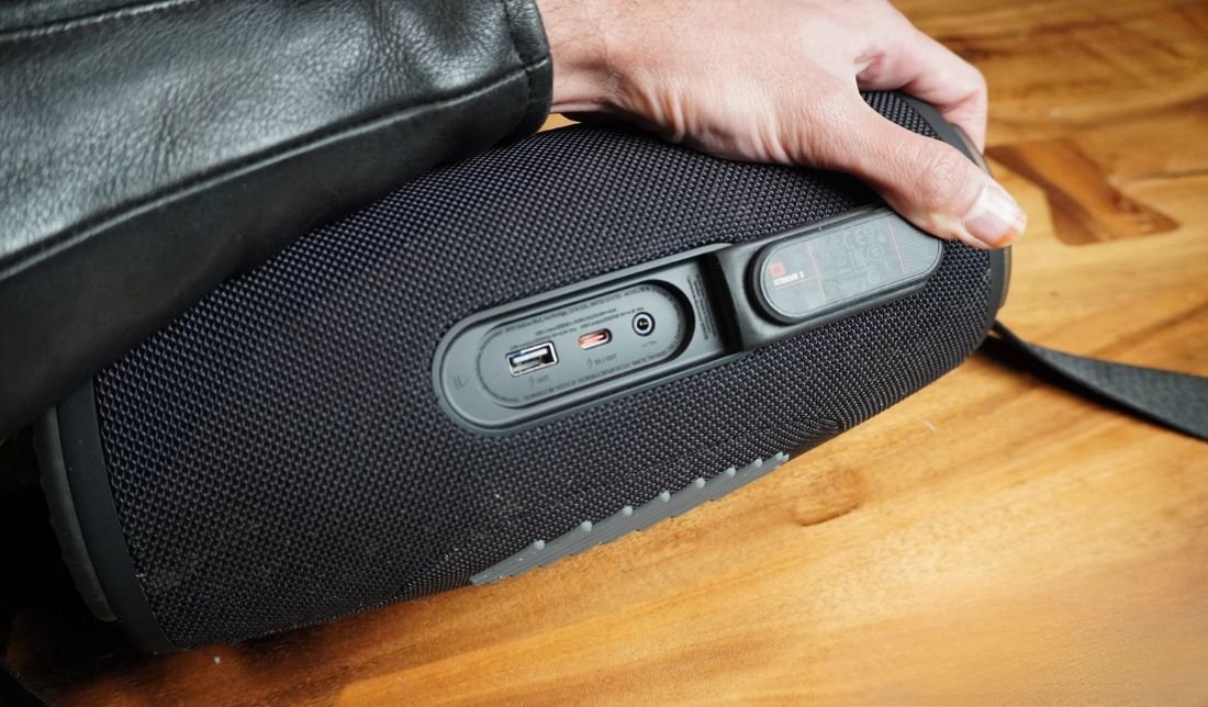 نمای نزدیک داخل درپوش پشتی اسپیکر جی‌بی‌ال Xtreme 3