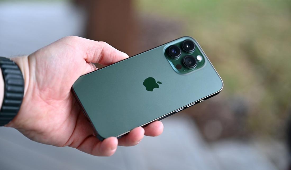 نمایش از نزدیک و از پشت گوشی آیفون 13 پرو در رنگ سبز در دست انسان