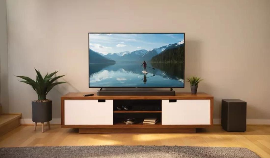 نمایش ساندبار جی‌بی‌ال Bar 2.1 Deep Bass در محیط خانه