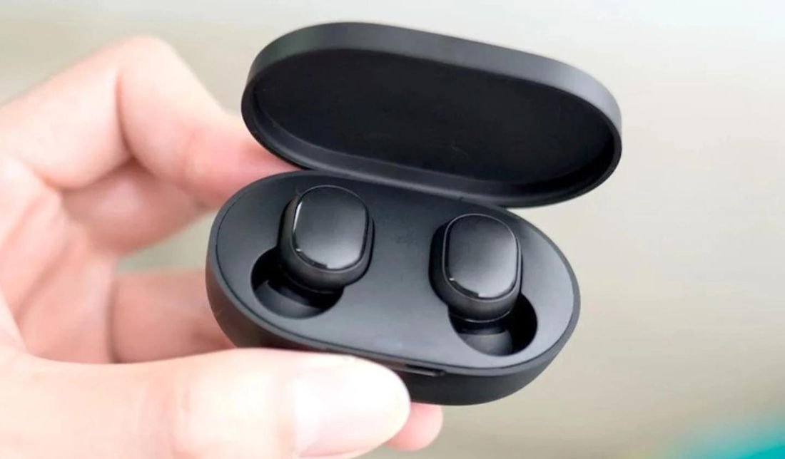 شکل قرارگیری هندزفری بلوتوثی شیائومی مدل AirDots 2 داخل محفظه شارژ از نمای نزدیک