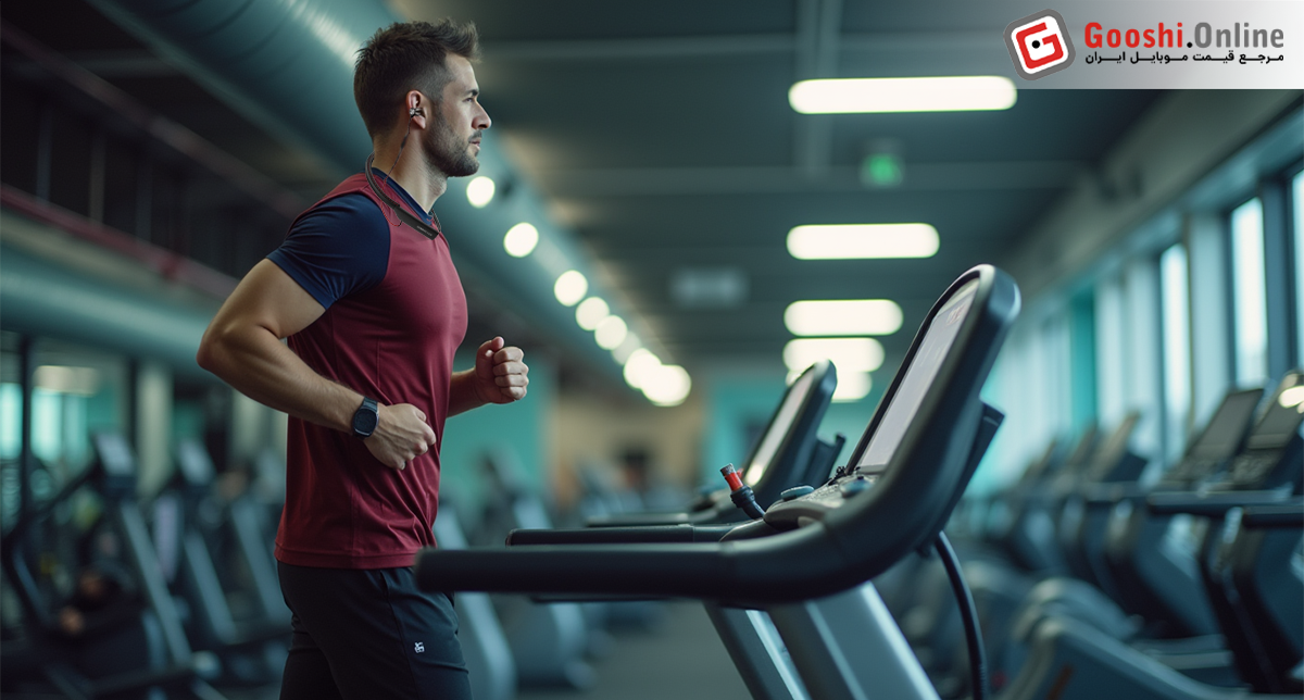 یک شخص در حال استفاده از هدفون بلوتوثی گردنی هنگام ورزش