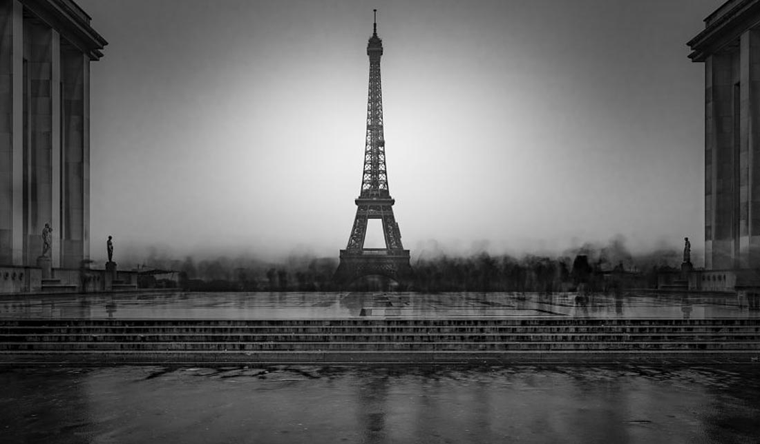 تصویر ثبت شده توسط لنز مونوکروم (تک رنگ) از برج ایفل