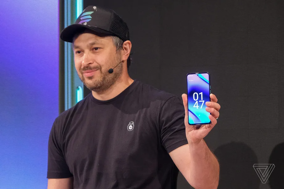 سولانا از گوشی کریپتویی Saga با تمرکز بر Web3 رونمایی کرد