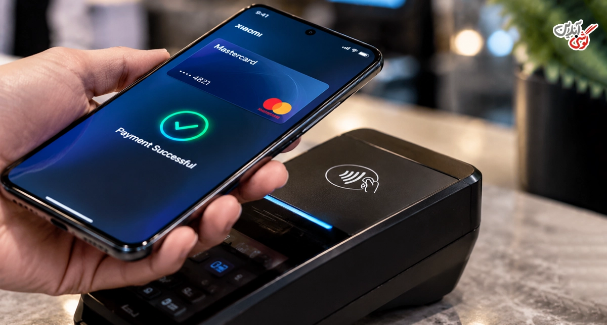 تصویری از Google Wallet یا یک کیف پول دیجیتال روی گوشی شیائومی، در کنار دستگاه کارتخوان NFC