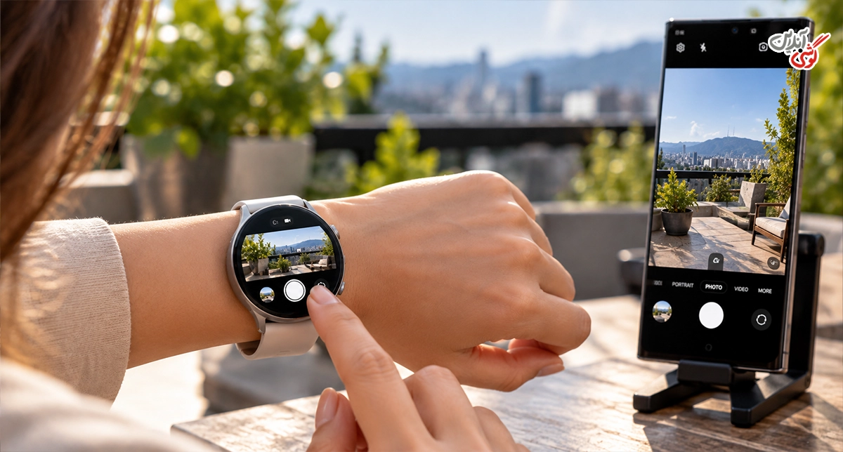 تصویری از ساعت Galaxy Watch در حال کنترل دوربین گوشی سامسونگ